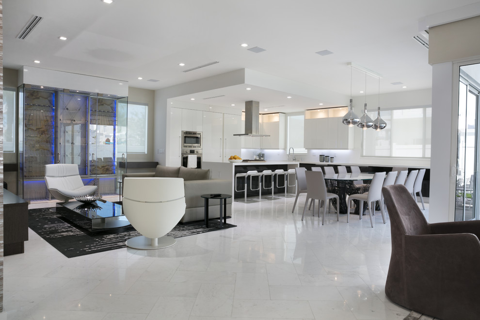 Imagen de salón para visitas abierto moderno grande con paredes grises, suelo de mármol y suelo blanco