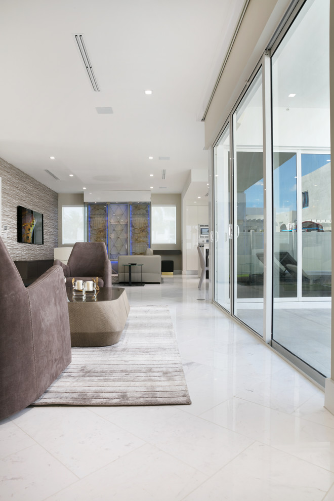 Foto de salón para visitas abierto minimalista grande con paredes grises, suelo de mármol y suelo blanco