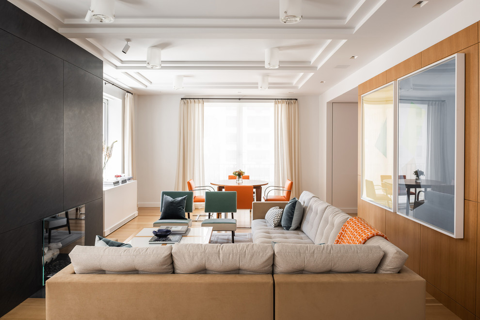 Idee per un soggiorno contemporaneo chiuso con pareti bianche, pavimento in legno massello medio e pavimento marrone
