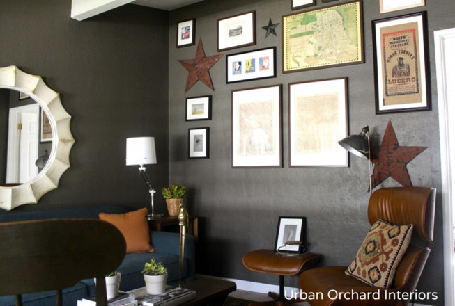 Kleines, Fernseherloses, Abgetrenntes Modernes Wohnzimmer ohne Kamin mit grauer Wandfarbe und dunklem Holzboden in San Francisco