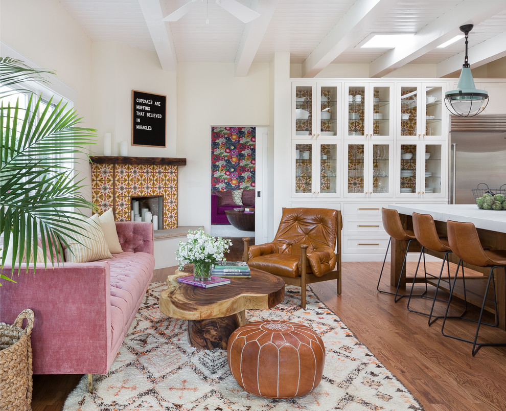 Offenes Stilmix Wohnzimmer mit beiger Wandfarbe, braunem Holzboden, Eckkamin und gefliester Kaminumrandung in Albuquerque