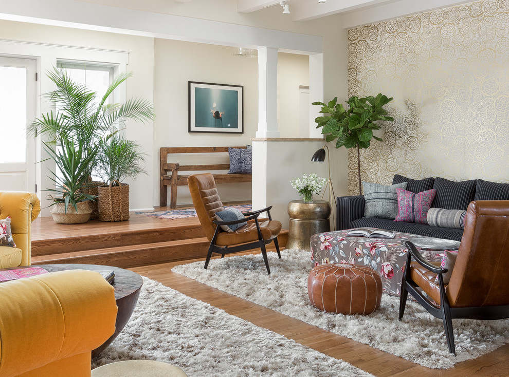 Modelo de salón minimalista con suelo de madera en tonos medios y paredes blancas