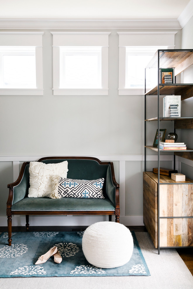 Kleines Klassisches Wohnzimmer mit grauer Wandfarbe und dunklem Holzboden in Denver