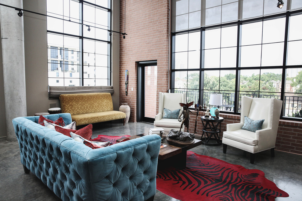 Großes, Repräsentatives, Fernseherloses Industrial Wohnzimmer mit beiger Wandfarbe und Betonboden in Houston