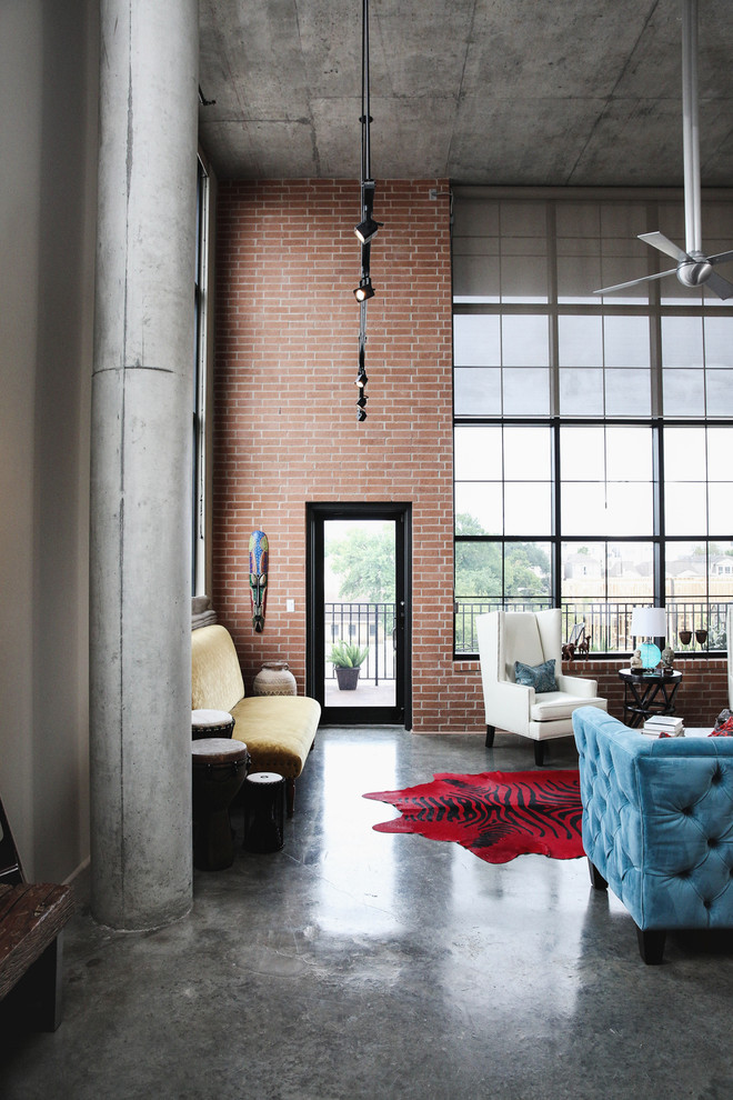 Foto di un grande soggiorno industriale stile loft con sala formale, pareti beige, pavimento in cemento e nessuna TV