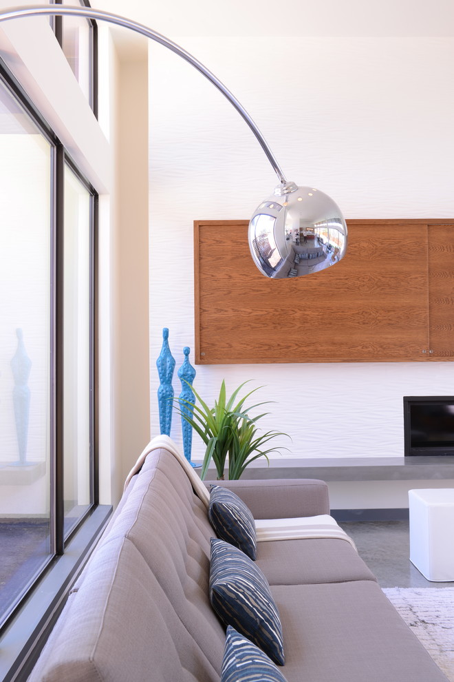 Свежая идея для дизайна: парадная, открытая гостиная комната среднего размера в стиле модернизм с белыми стенами, бетонным полом, горизонтальным камином, фасадом камина из плитки и скрытым телевизором - отличное фото интерьера