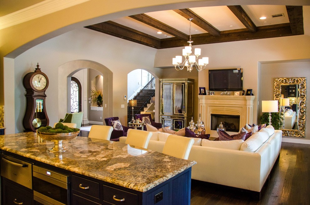 Foto di un grande soggiorno tradizionale chiuso con pareti beige, parquet scuro, camino classico, cornice del camino in pietra e TV a parete