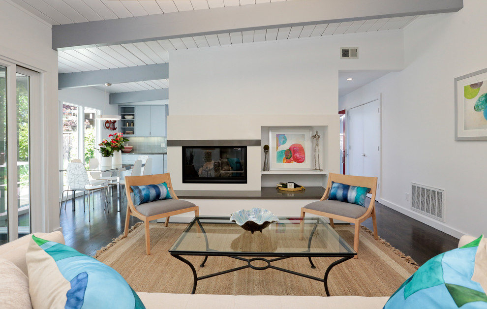 Свежая идея для дизайна: гостиная комната в морском стиле с белыми стенами, темным паркетным полом и горизонтальным камином без телевизора - отличное фото интерьера