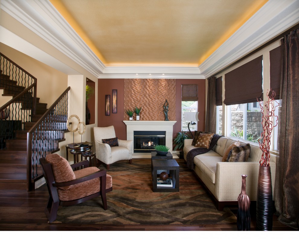 Diseño de salón contemporáneo con paredes marrones y alfombra