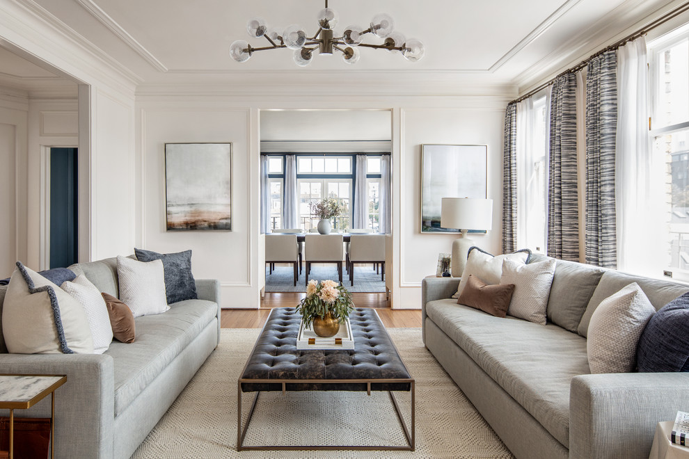 Ispirazione per un soggiorno classico con pareti bianche, pavimento in legno massello medio e pavimento marrone