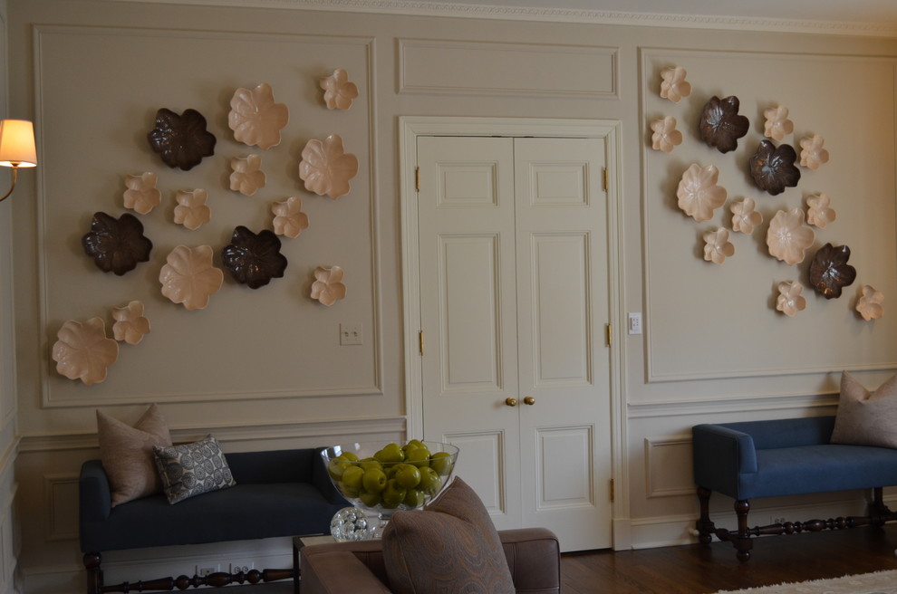Modelo de salón para visitas cerrado minimalista grande sin televisor con paredes beige y suelo de madera en tonos medios