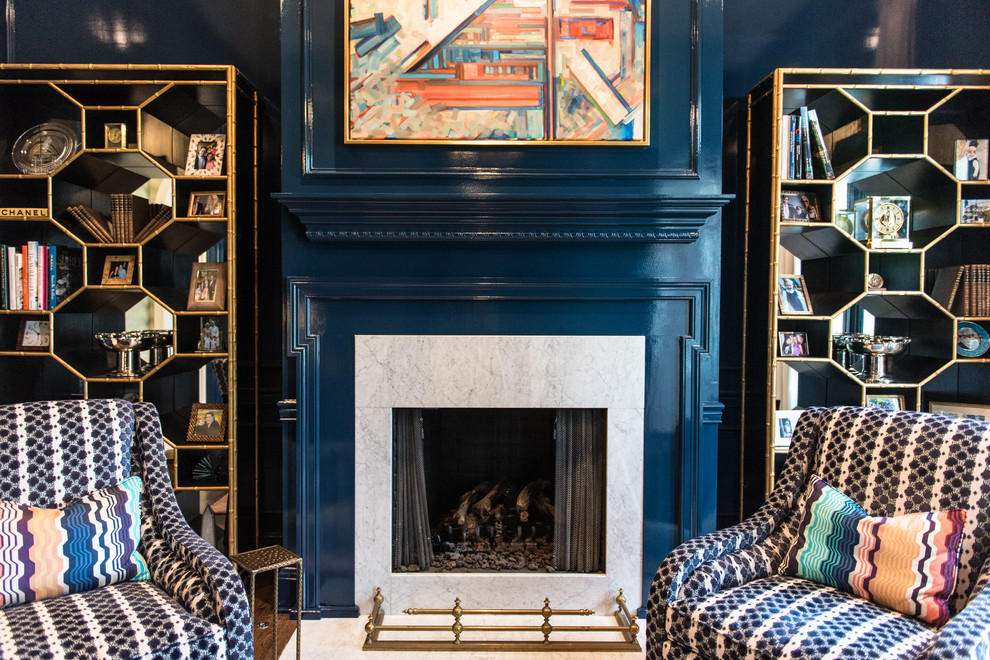 Esempio di un grande soggiorno minimalista con pareti blu, pavimento in legno massello medio, camino classico e cornice del camino in pietra
