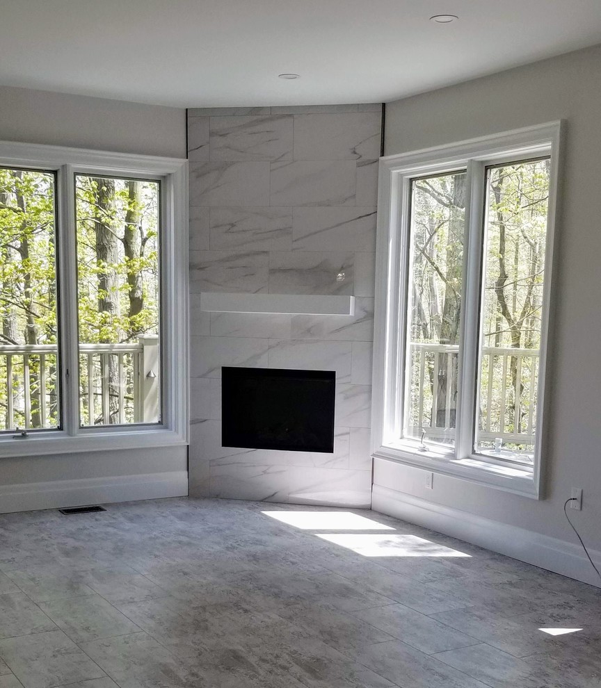 Пример оригинального дизайна: большая открытая гостиная комната в стиле модернизм с белыми стенами, полом из винила, стандартным камином и фасадом камина из плитки