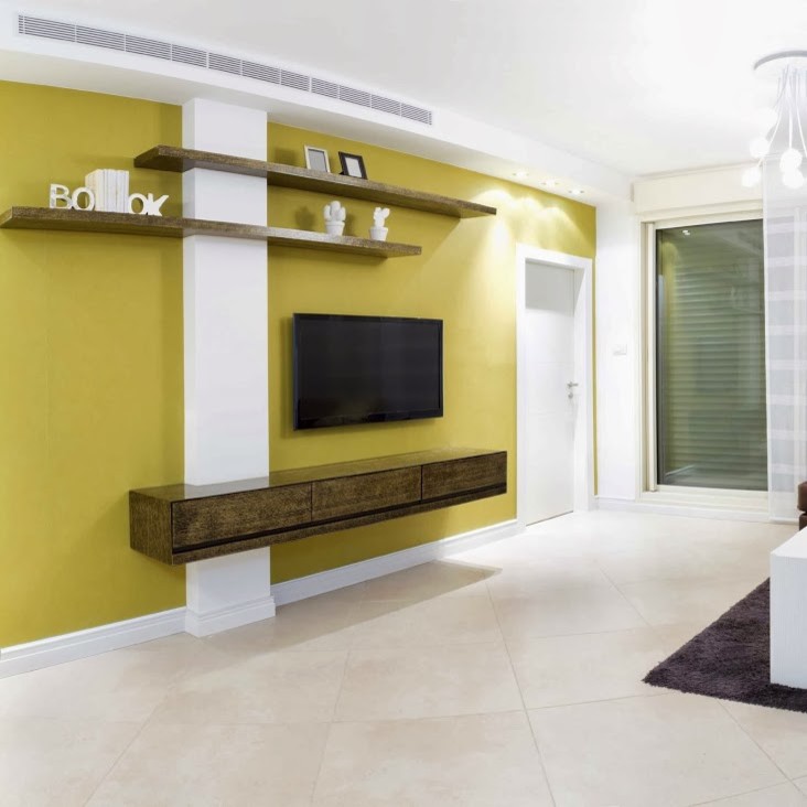 マイアミにある小さなモダンスタイルのおしゃれな独立型リビング (黄色い壁、セラミックタイルの床、暖炉なし、壁掛け型テレビ) の写真