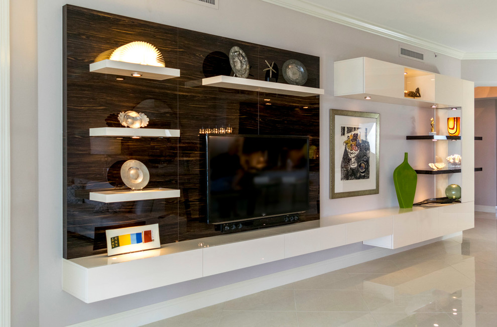 Großes, Offenes Modernes Wohnzimmer ohne Kamin mit weißer Wandfarbe, Marmorboden, Multimediawand und beigem Boden in Miami