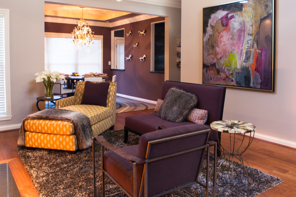 Großes, Fernseherloses, Offenes Modernes Wohnzimmer mit lila Wandfarbe, braunem Holzboden, Kamin und gefliester Kaminumrandung in Cincinnati