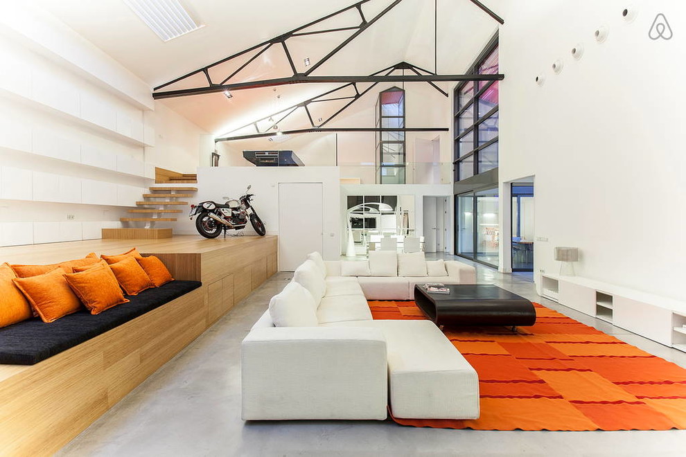 Geräumiges, Repräsentatives Modernes Wohnzimmer im Loft-Stil mit weißer Wandfarbe, Betonboden und grauem Boden in Los Angeles
