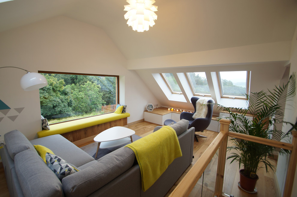Foto di un soggiorno contemporaneo di medie dimensioni e stile loft con pareti bianche, parquet chiaro e pavimento beige