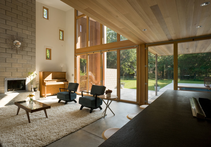 Свежая идея для дизайна: большая открытая гостиная комната в стиле модернизм с музыкальной комнатой, бетонным полом, стандартным камином и фасадом камина из металла - отличное фото интерьера