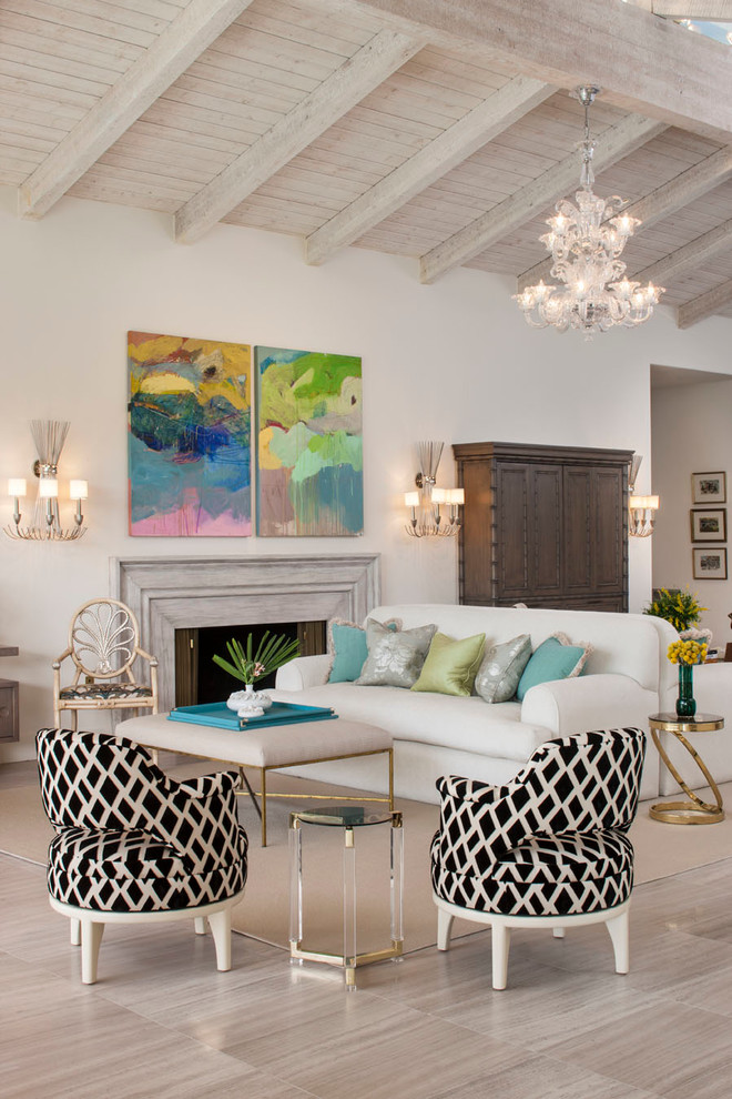 Offenes Klassisches Wohnzimmer mit beiger Wandfarbe und Kamin in Los Angeles