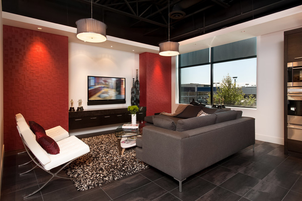 Cette image montre un salon minimaliste de taille moyenne et ouvert avec un mur rouge, un sol en carrelage de céramique, aucune cheminée et un téléviseur fixé au mur.