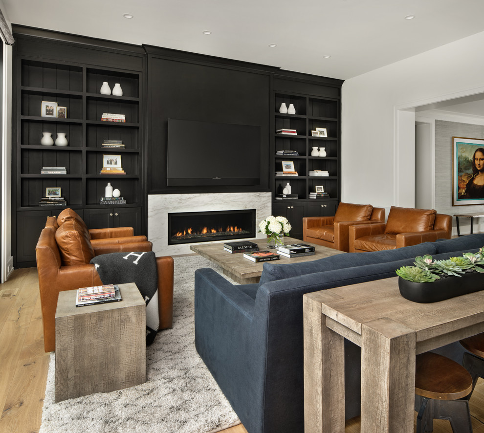 Свежая идея для дизайна: огромная гостиная комната в стиле кантри с белыми стенами, паркетным полом среднего тона, горизонтальным камином, телевизором на стене, коричневым полом и синим диваном - отличное фото интерьера