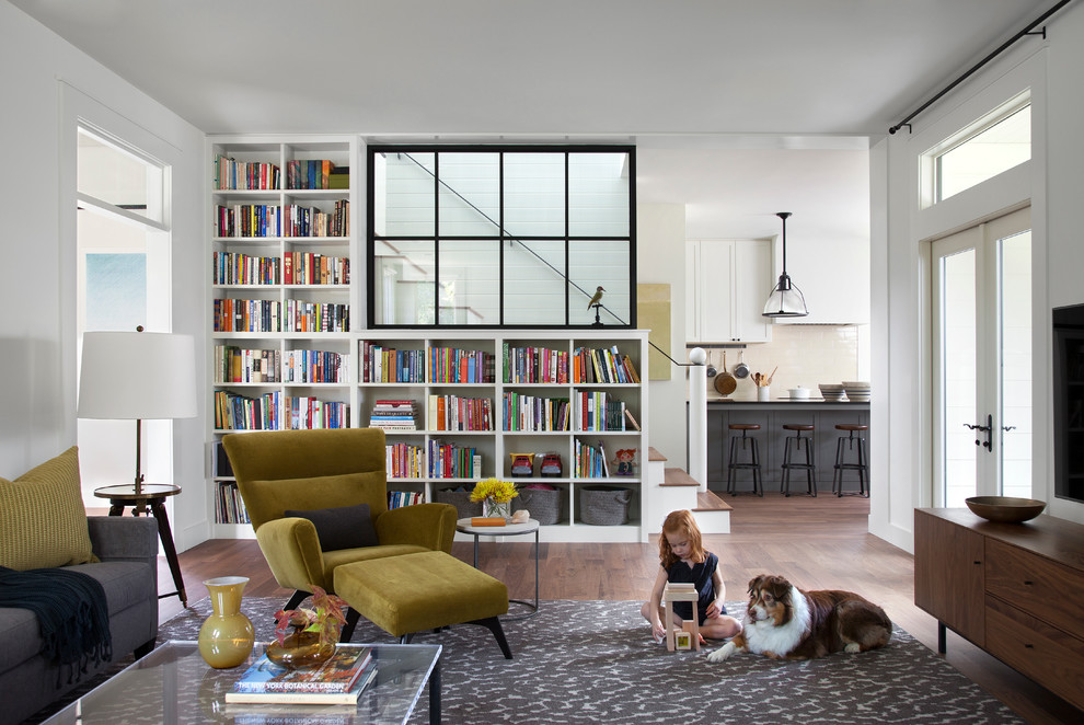Idéer för mellanstora lantliga vardagsrum, med ett bibliotek