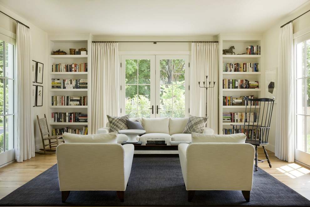 Landhaus Wohnzimmer mit weißer Wandfarbe, braunem Holzboden und braunem Boden in Washington, D.C.