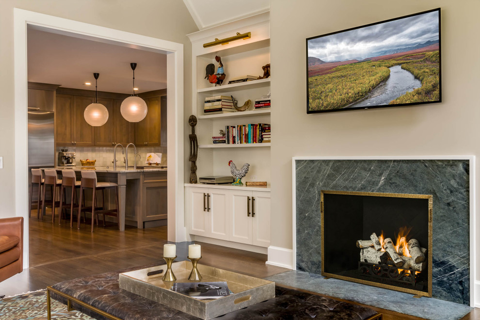Exempel på ett lantligt vardagsrum, med en standard öppen spis och en väggmonterad TV