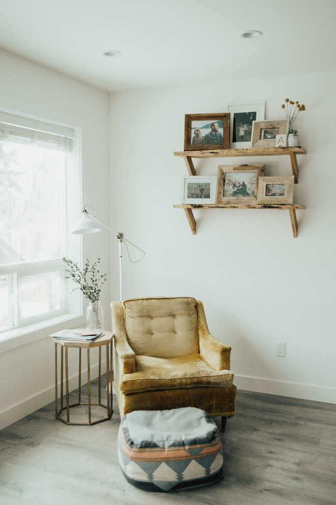 Idée de décoration pour un petit salon nordique ouvert avec un mur blanc et un sol en vinyl.