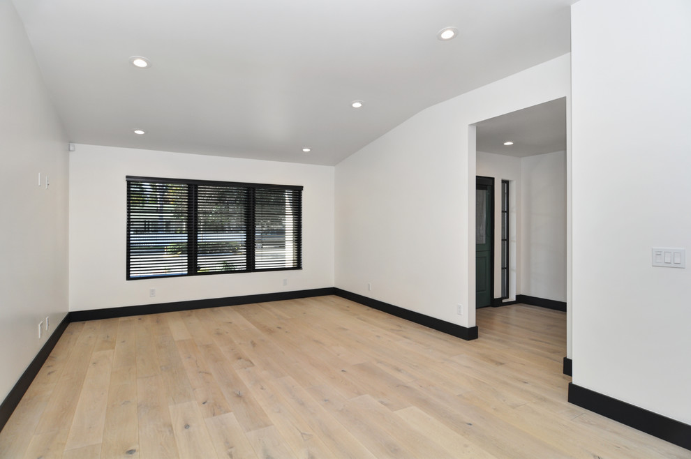 Mittelgroßes, Fernseherloses, Offenes Klassisches Wohnzimmer ohne Kamin mit weißer Wandfarbe, hellem Holzboden und beigem Boden in Orange County