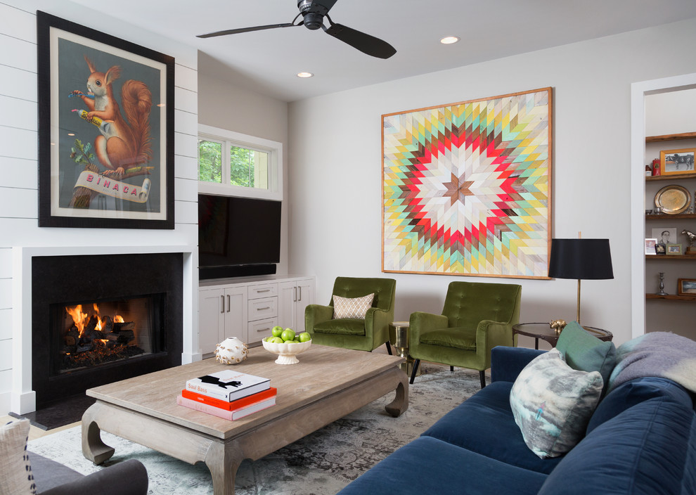 На фото: большая открытая гостиная комната в стиле неоклассика (современная классика) с серыми стенами, телевизором на стене и горизонтальным камином с
