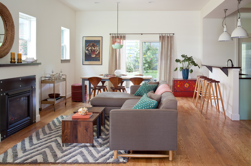 Mittelgroßes, Offenes Country Wohnzimmer mit weißer Wandfarbe, braunem Holzboden, Kamin und Kaminumrandung aus Metall in Denver
