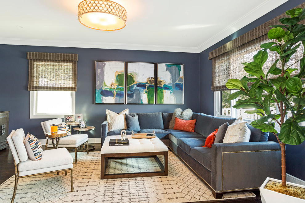 Стильный дизайн: большая гостиная комната в стиле неоклассика (современная классика) с синими стенами, темным паркетным полом и коричневым полом - последний тренд