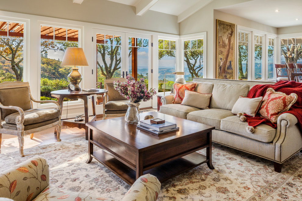 Mittelgroßes, Offenes Klassisches Wohnzimmer mit beiger Wandfarbe, braunem Holzboden und braunem Boden in Orange County