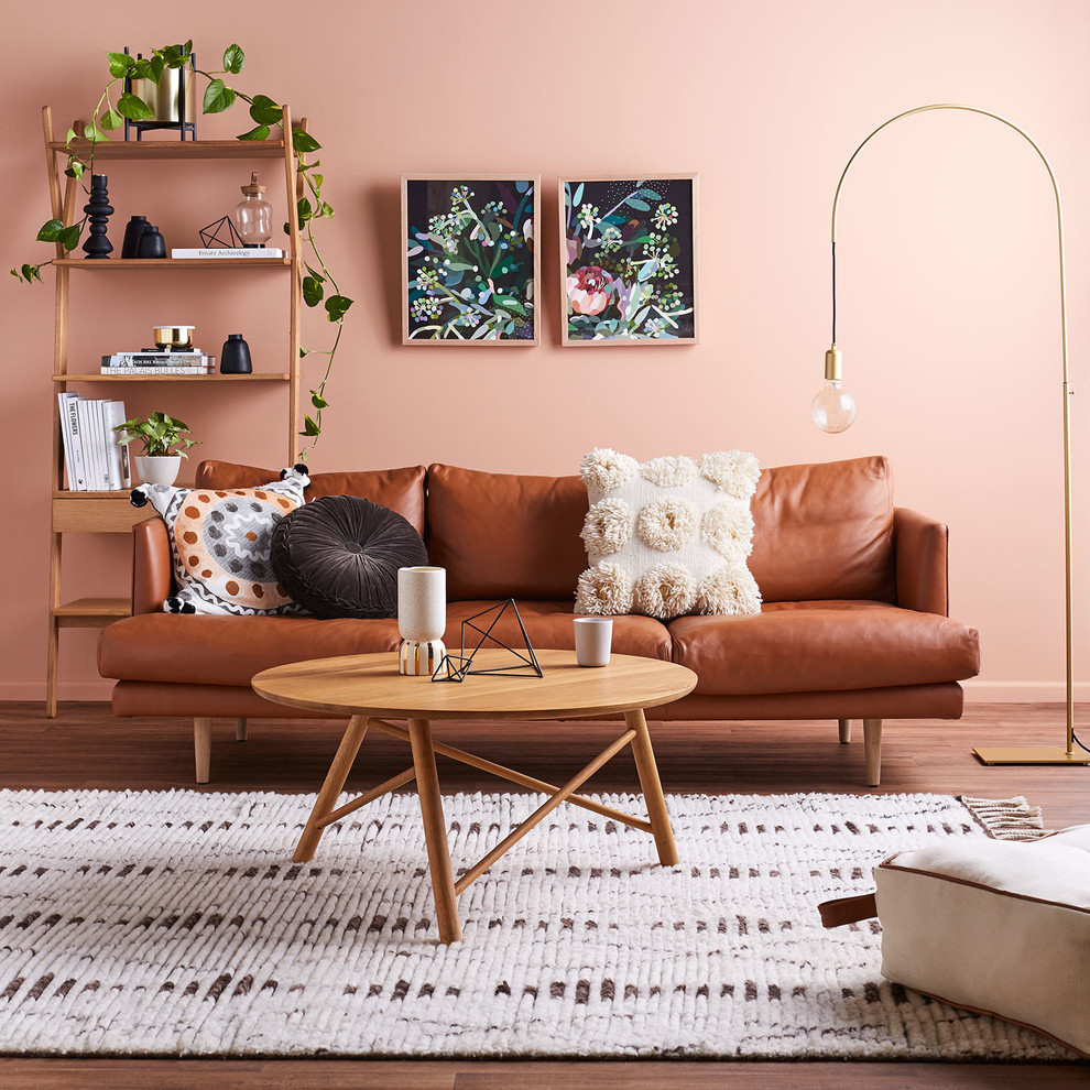 Aménagement d'un salon contemporain de taille moyenne et ouvert avec un mur rose, un sol en vinyl, aucune cheminée et un sol marron.