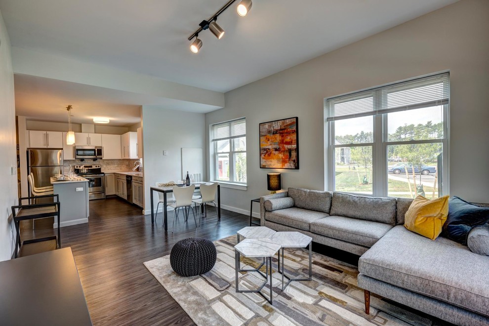 Kleines, Offenes Modernes Wohnzimmer mit beiger Wandfarbe, Vinylboden, TV-Wand und braunem Boden in Providence