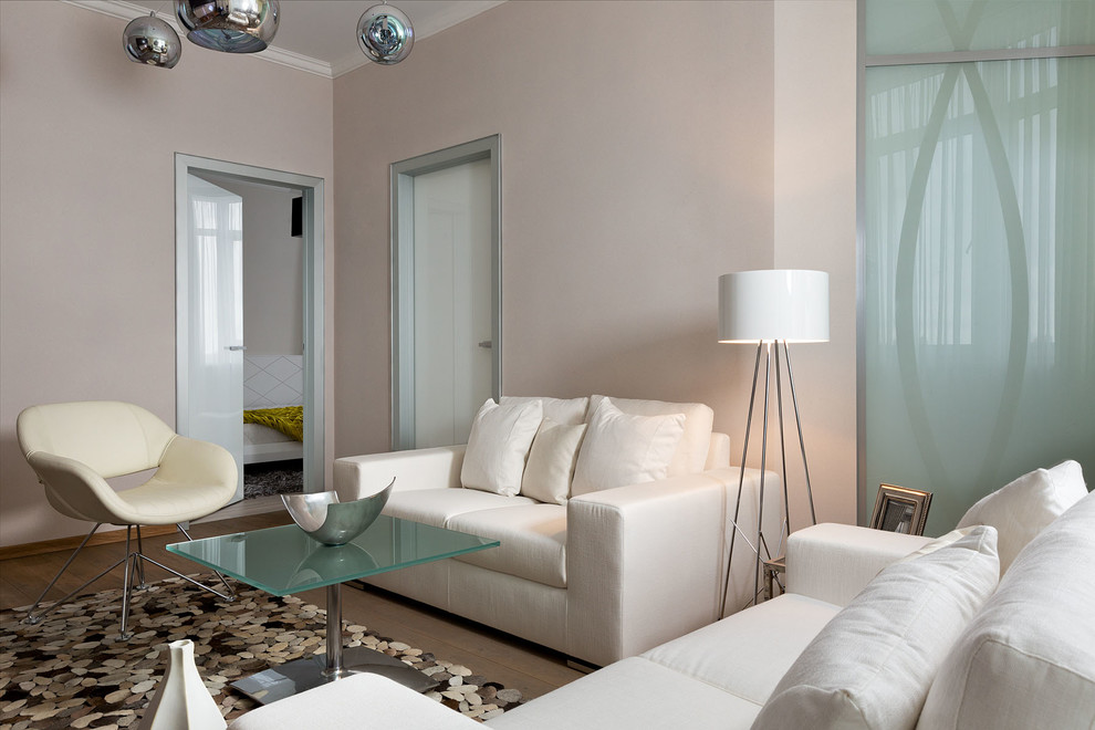Immagine di un piccolo soggiorno design chiuso con sala formale, pareti beige e pavimento in legno massello medio