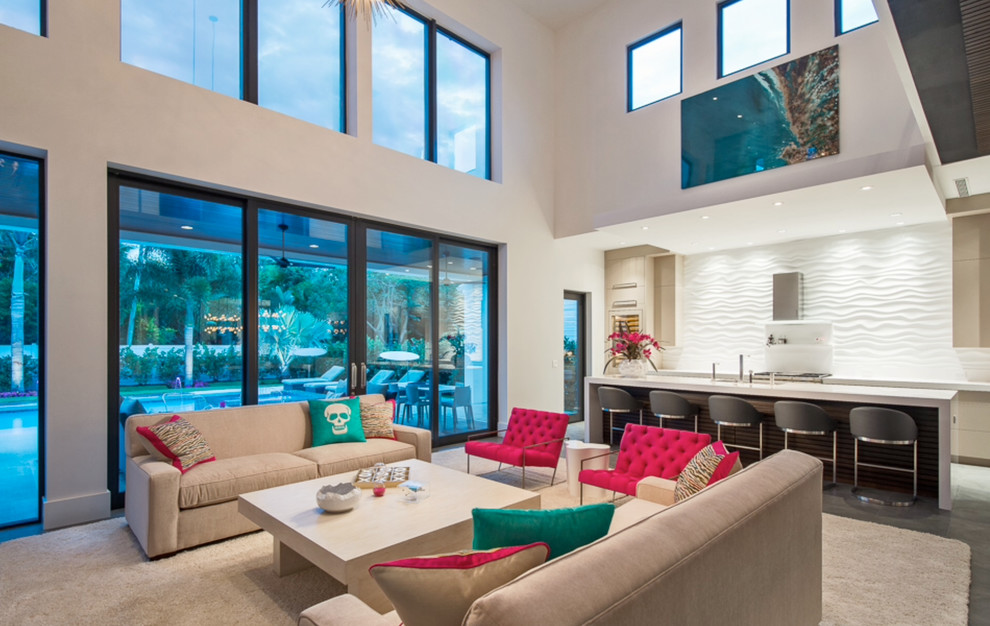 Großes, Offenes Modernes Wohnzimmer mit weißer Wandfarbe, Gaskamin und TV-Wand in Miami