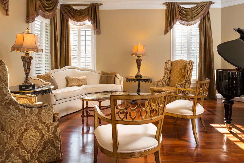 Aménagement d'un salon classique de taille moyenne avec une salle de réception, un mur marron, un sol en bois brun et un sol marron.