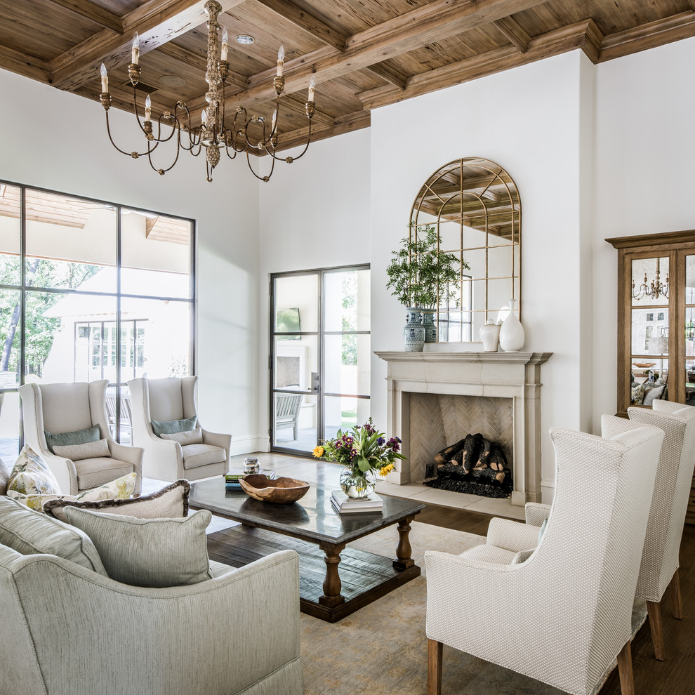 Modelo de salón abierto con paredes blancas, suelo de madera oscura y todas las chimeneas