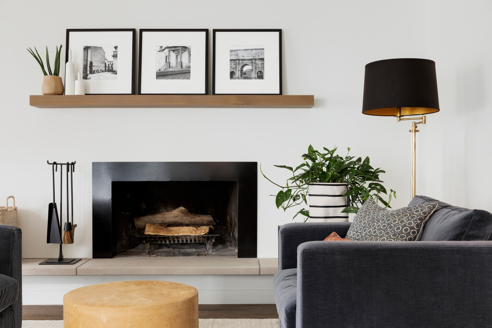ミネアポリスにあるラグジュアリーな広いトランジショナルスタイルのおしゃれなリビング (白い壁、無垢フローリング、標準型暖炉、金属の暖炉まわり、茶色い床) の写真