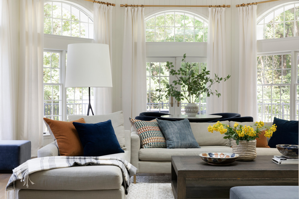 Ispirazione per un grande soggiorno classico con pareti bianche, pavimento in legno massello medio, TV a parete e pavimento marrone