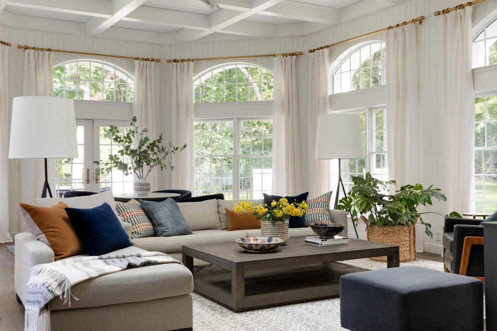 Großes Klassisches Wohnzimmer mit weißer Wandfarbe, braunem Holzboden, TV-Wand und braunem Boden in Minneapolis