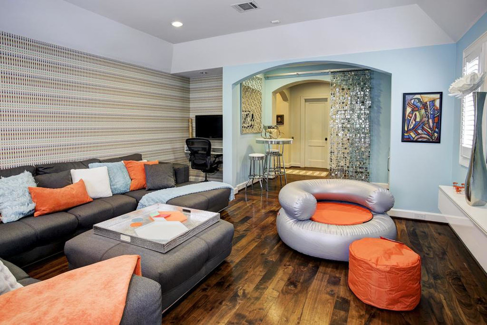 Ejemplo de salón cerrado minimalista grande sin chimenea con paredes multicolor, suelo de madera oscura, televisor colgado en la pared y suelo marrón