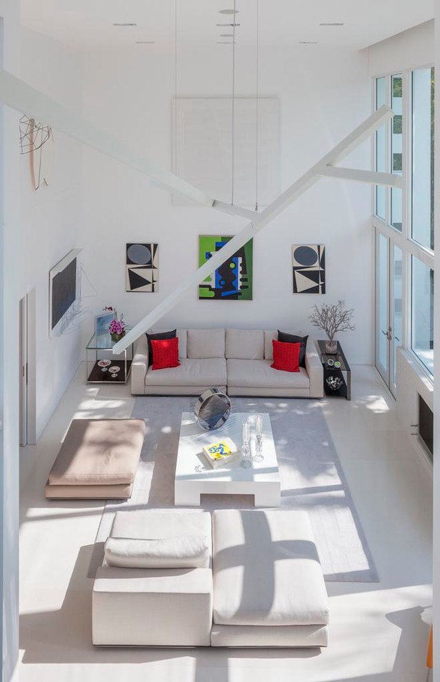 Идея дизайна: большая двухуровневая гостиная комната в современном стиле с белыми стенами, полом из керамогранита, горизонтальным камином и скрытым телевизором
