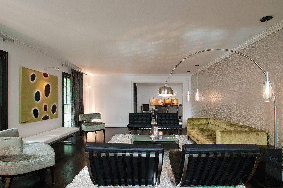 На фото: большая гостиная комната в стиле модернизм с бежевыми стенами и коричневым диваном с
