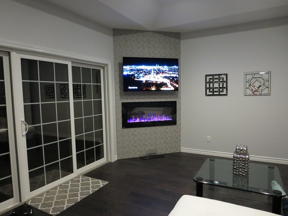 Esempio di un soggiorno minimalista di medie dimensioni e chiuso con pareti grigie, parquet scuro, camino lineare Ribbon e TV a parete