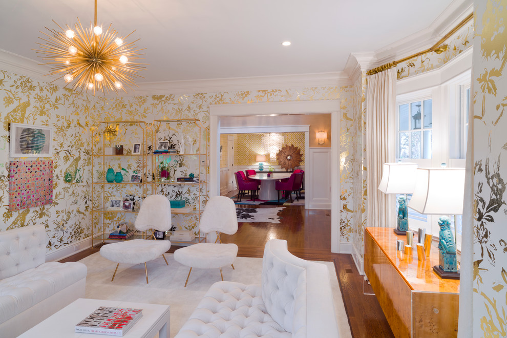 Großes, Repräsentatives, Fernseherloses Klassisches Wohnzimmer im Loft-Stil mit weißer Wandfarbe, braunem Holzboden, Kamin und Kaminumrandung aus Holz in New York