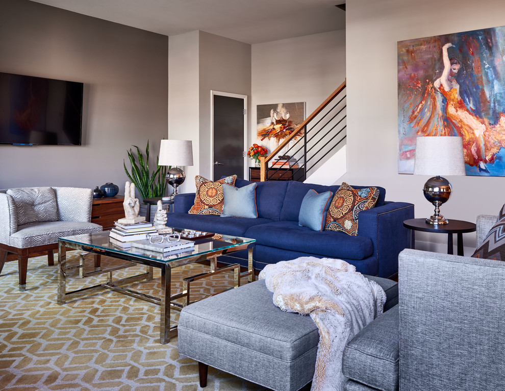 Стильный дизайн: парадная, открытая гостиная комната в стиле неоклассика (современная классика) с серыми стенами, паркетным полом среднего тона и синим диваном - последний тренд